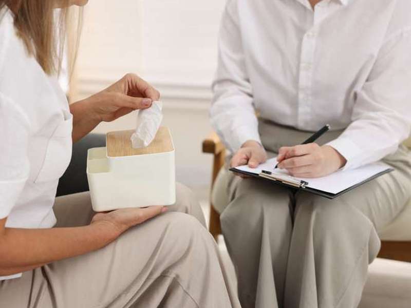 Psihoterapeut pomaže ljudima kod problema